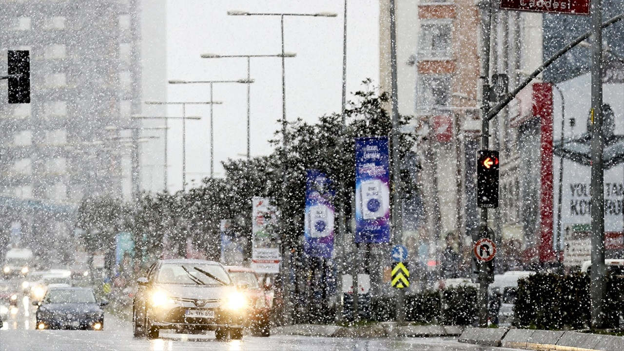 İstanbul'un bazı ilçelerinde kar yağışı etkili oldu