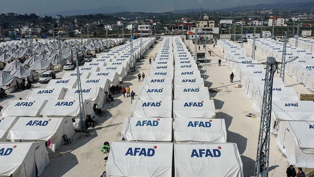 AP News yazdı: Depremden bir yıl sonra hala evlerine girmekten korkuyorlar