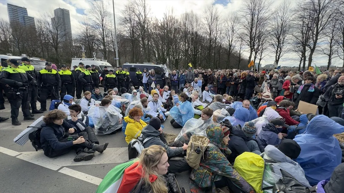 Hollanda'da yüzlerce çevreci aktivist gözaltına alındı