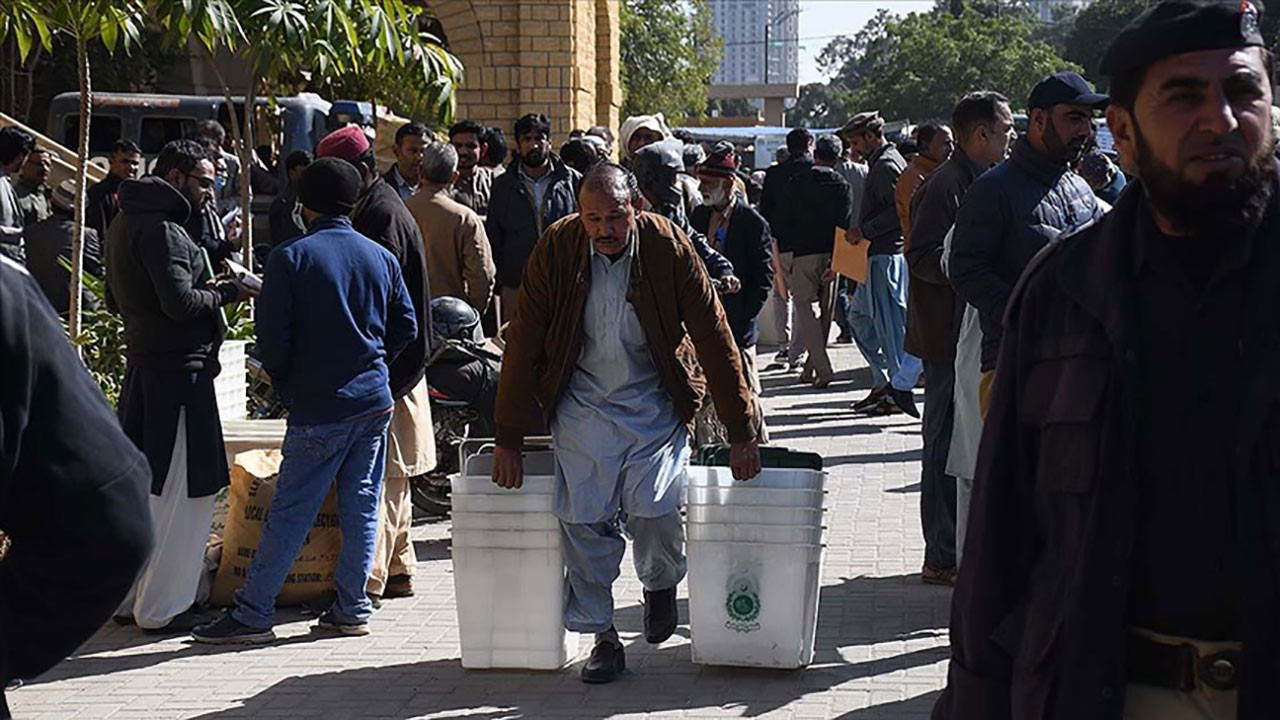 Pakistan'da seçim günü telefon ve internet hizmetleri askıya alındı