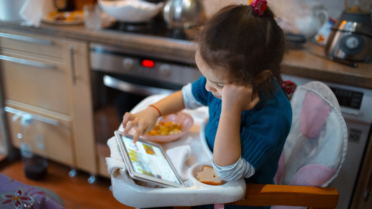 Ekran karşısında beslenme çocuklarda obezite riskini artırıyor