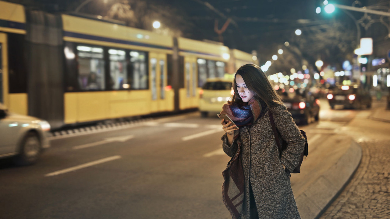 Türkiye'de her dört kadından biri gece yalnız yürürken güvensiz hissediyor