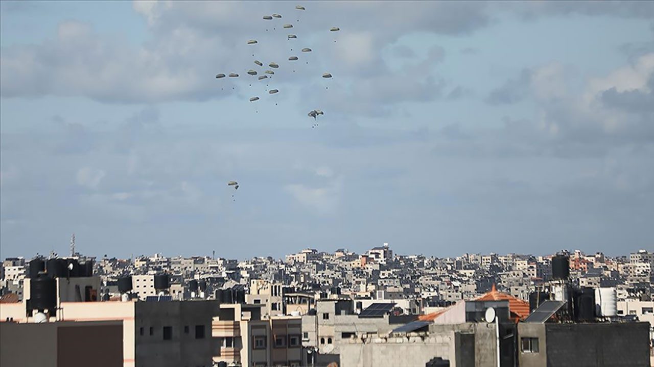 Gazze'de yardım kutuları sivillerin üzerine düştü: 5 ölü