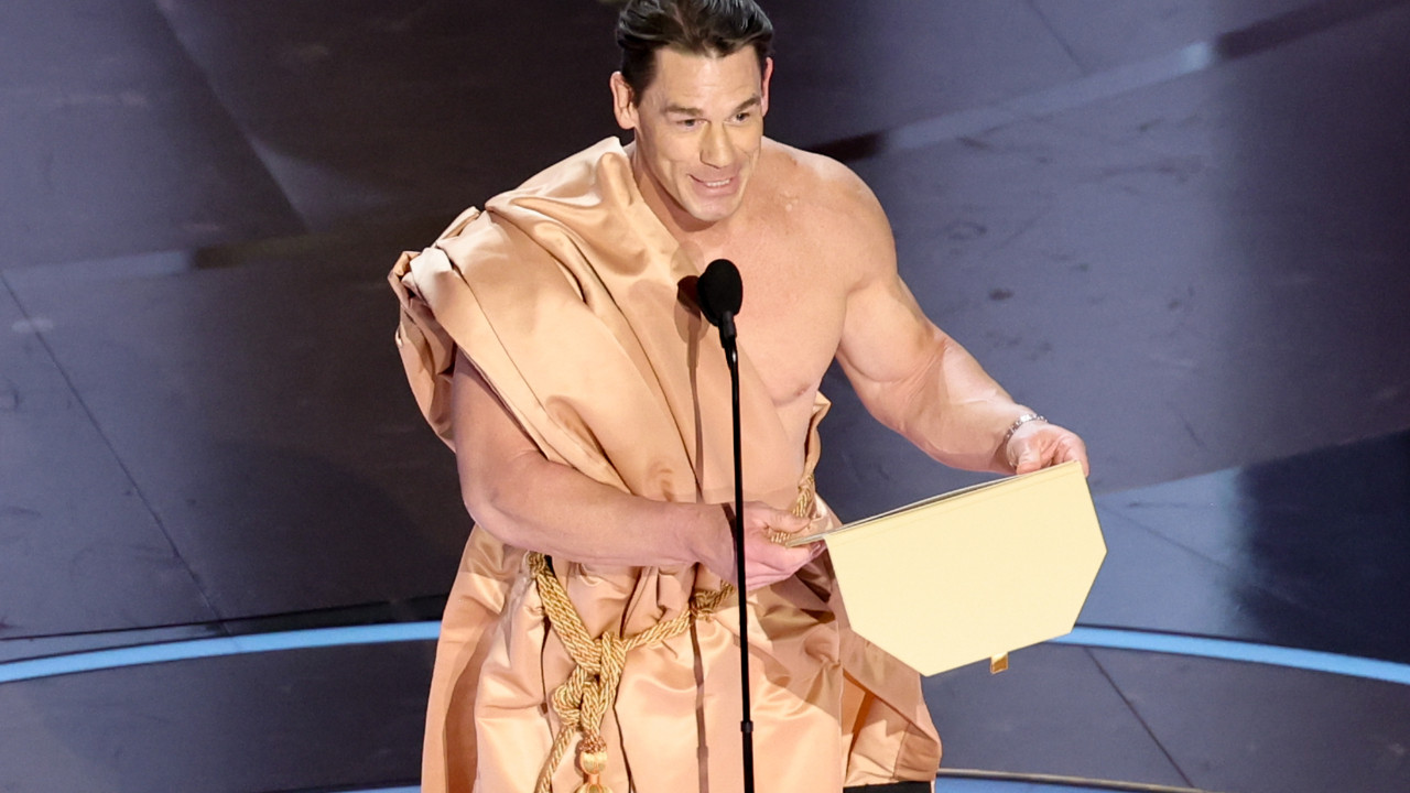 Oscar törenine damga vuran an: John Cena sahneye çıplak çıktı ardından toga giydi