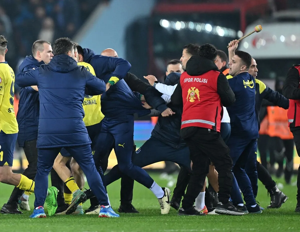 Trabzonspor-Fenerbahçe maçının ardından saha içinde arbede yaşandı