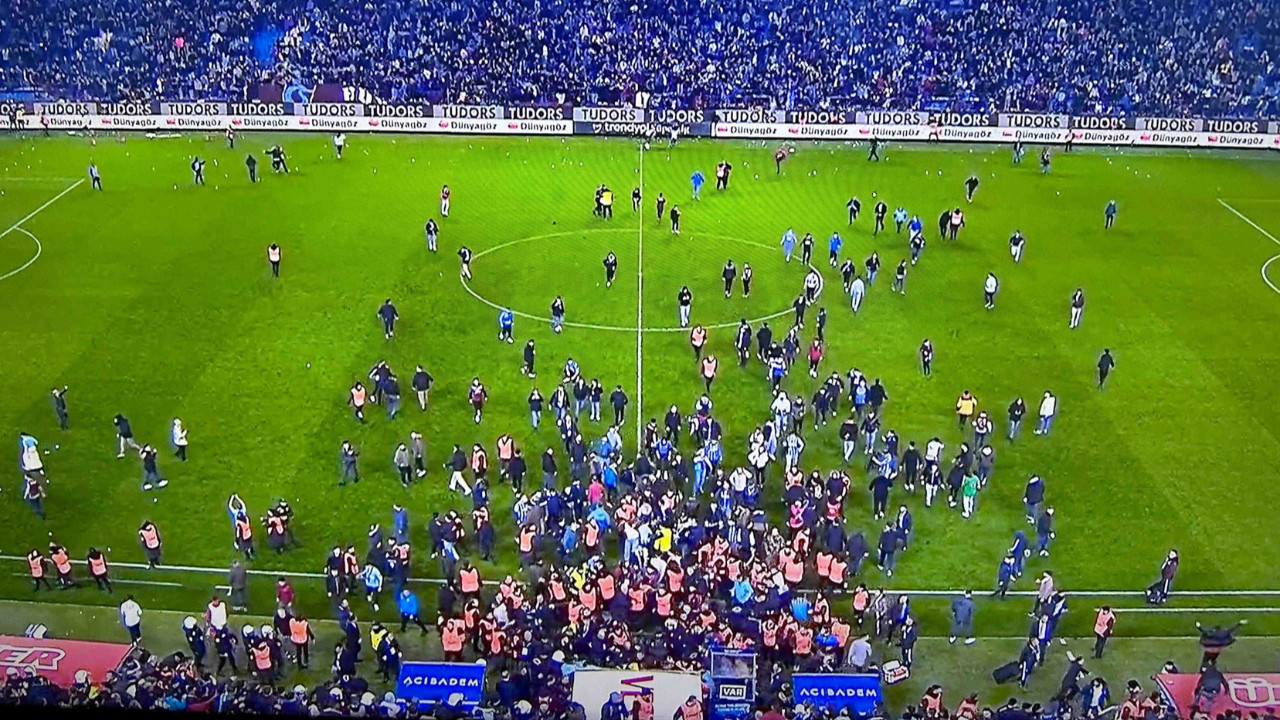 Trabzonspor-Fenerbahçe maçının ardından saha içinde arbede yaşandı