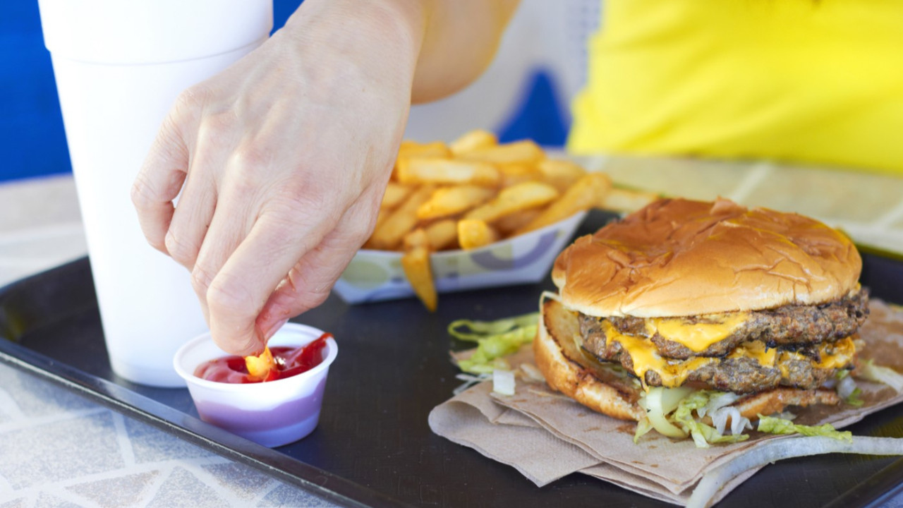 Enflasyon düşük gelirlileri vurdu: Hamburgerler küçüldü, içecekler masadan kalktı