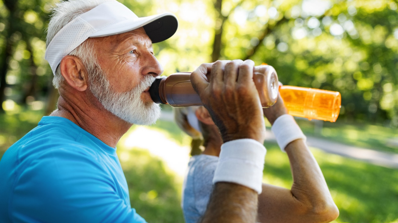 Sağlıklı yaşlanmak için protein alın, ağırlık kaldırın ve bebekler gibi uyuyun