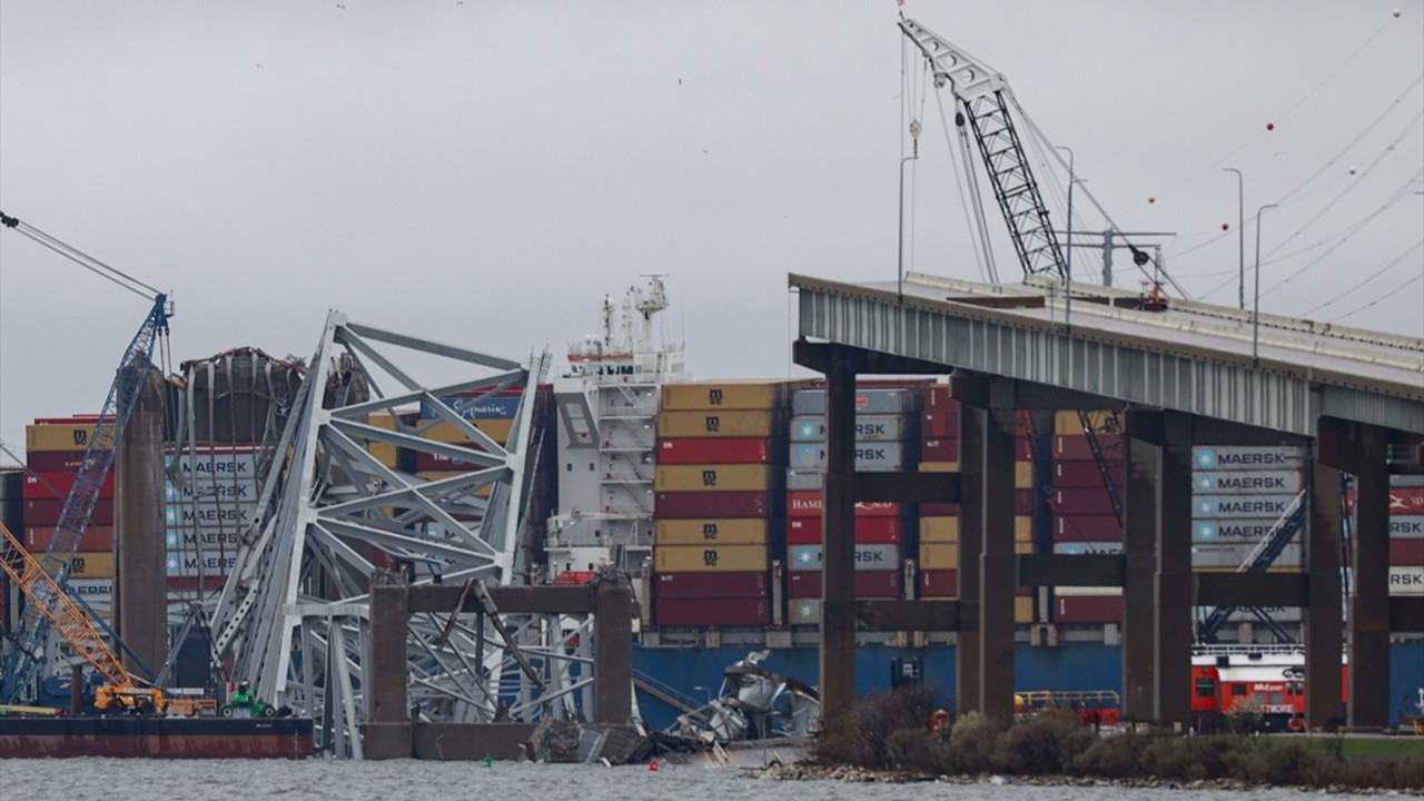 ABD’de çöken köprüyü temizleyen çalışma gemileri için geçici kanal açıldı