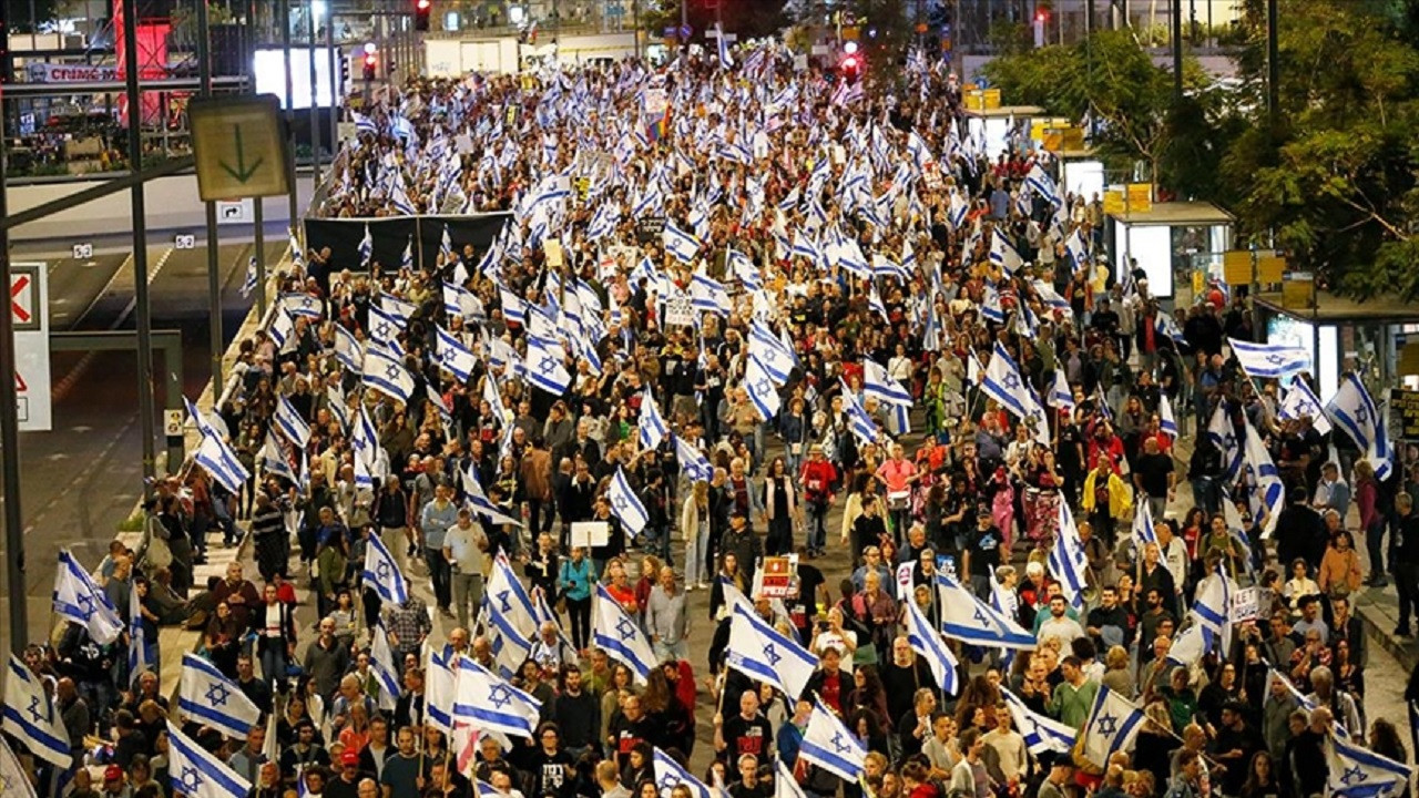 Tel Aviv'de on binlerce İsrailli yine sokakta: Netanyahu'ya istifa çağrıları sürüyor