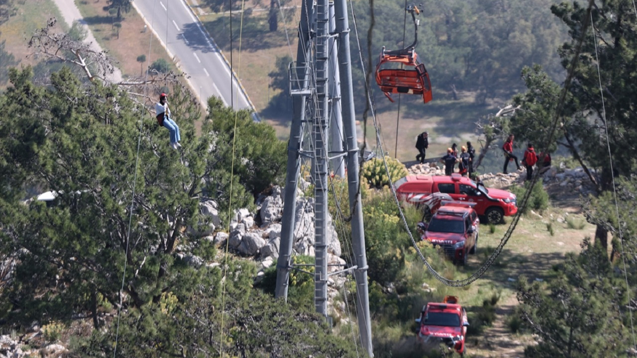 Antalya'da teleferikte mahsur kalan 155 kişi kurtarıldı
