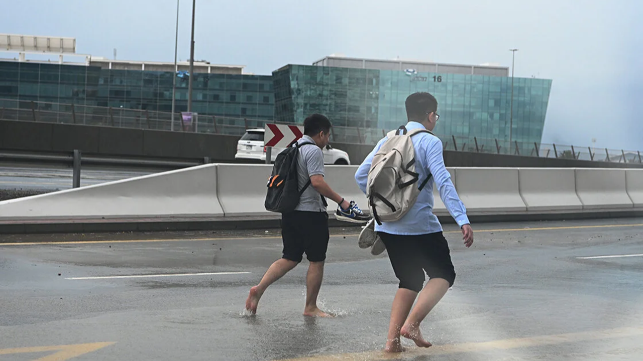 BAE yağışlara teslim: Hava trafiği durma noktasına geldi