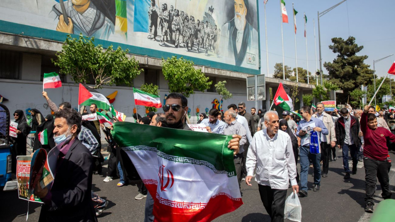 Analistler NYT'ye değerlendirdi: Saldırılar İran'a yoluna devam etme şansı verdi