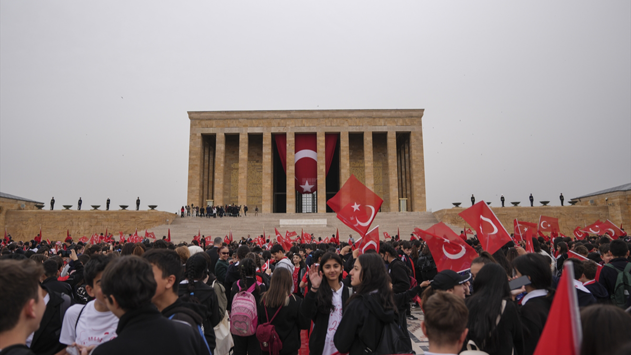 Milli iradenin tüm dünyaya ilan edildiği gün: Siyasilerden 23 Nisan mesajları