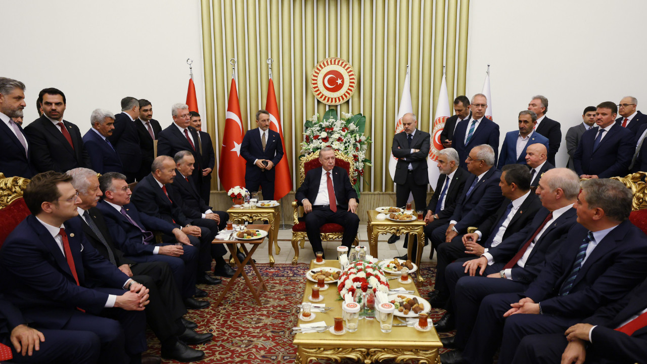 Erdoğan, Meclis'te genel başkanlarla çay içti: Erbakan'ın davet edilmemesine YRP'den tepki