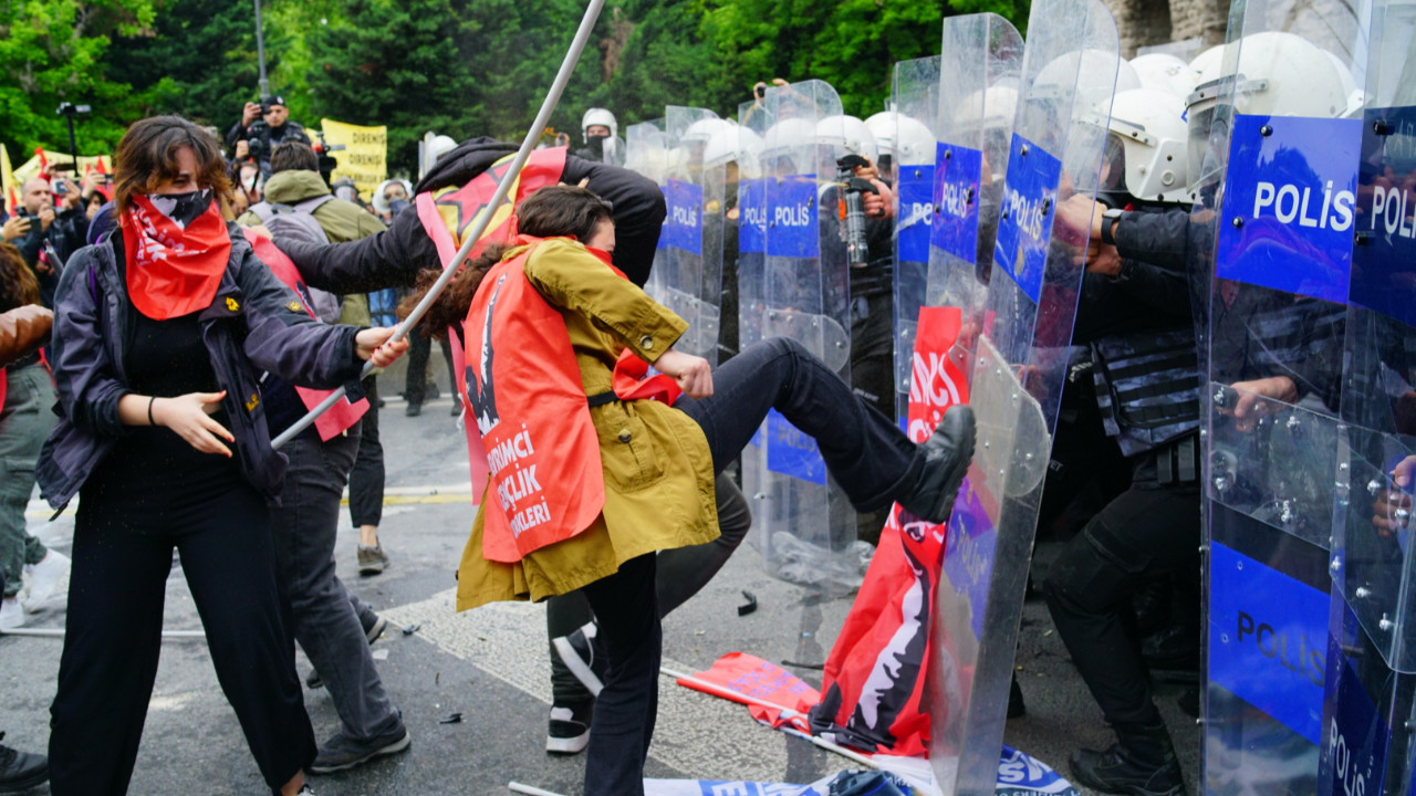 DİSK ve KESK Taksim'den vazgeçti: Saraçhane'de biber gazlı müdahale