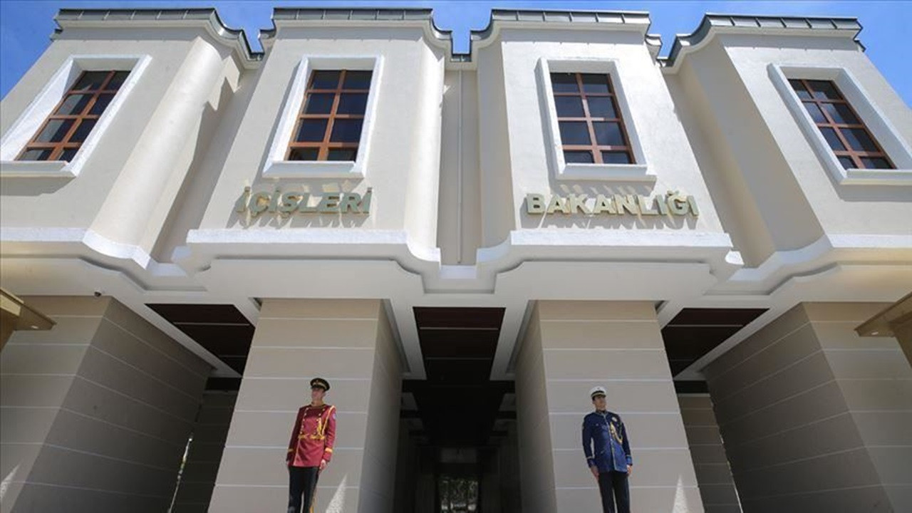 İçişleri'nde dört bakan yardımcısının makamlarında çalışan 69 polis görevden çekildi