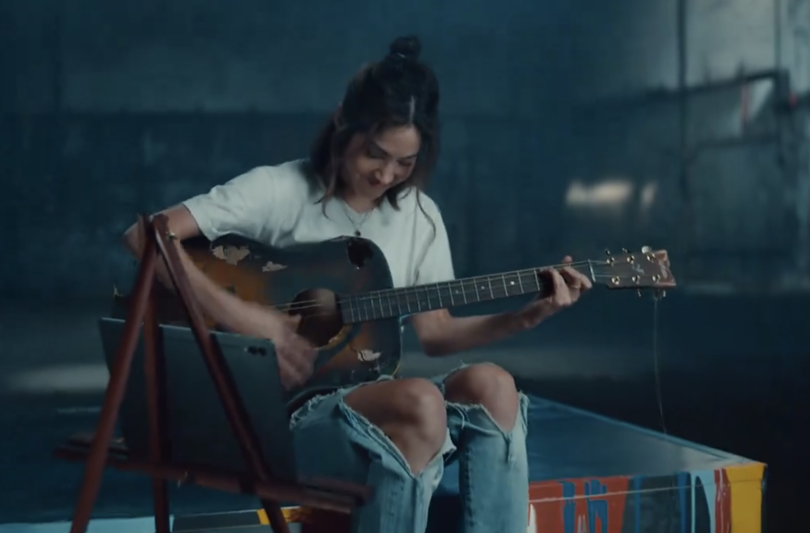 Samsung reklamı, Apple reklamının bittiği yerden başlıyor. Bir kadın, önceki reklamda parçalanan gitarı alıyor ve bu gitarı parçalayan hidrolik presin üzerinde çalıyor.