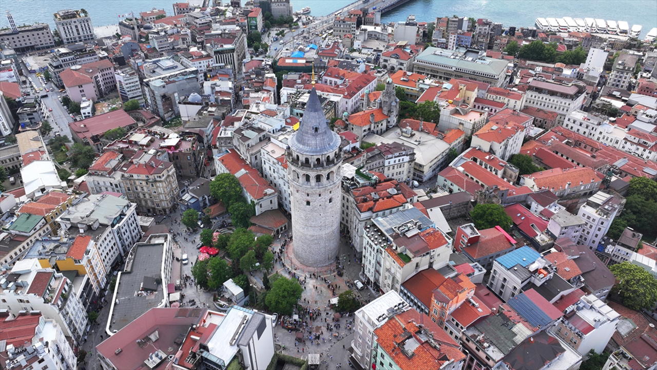 Galata Kulesi yeniden ziyaretçileri ağırlıyor