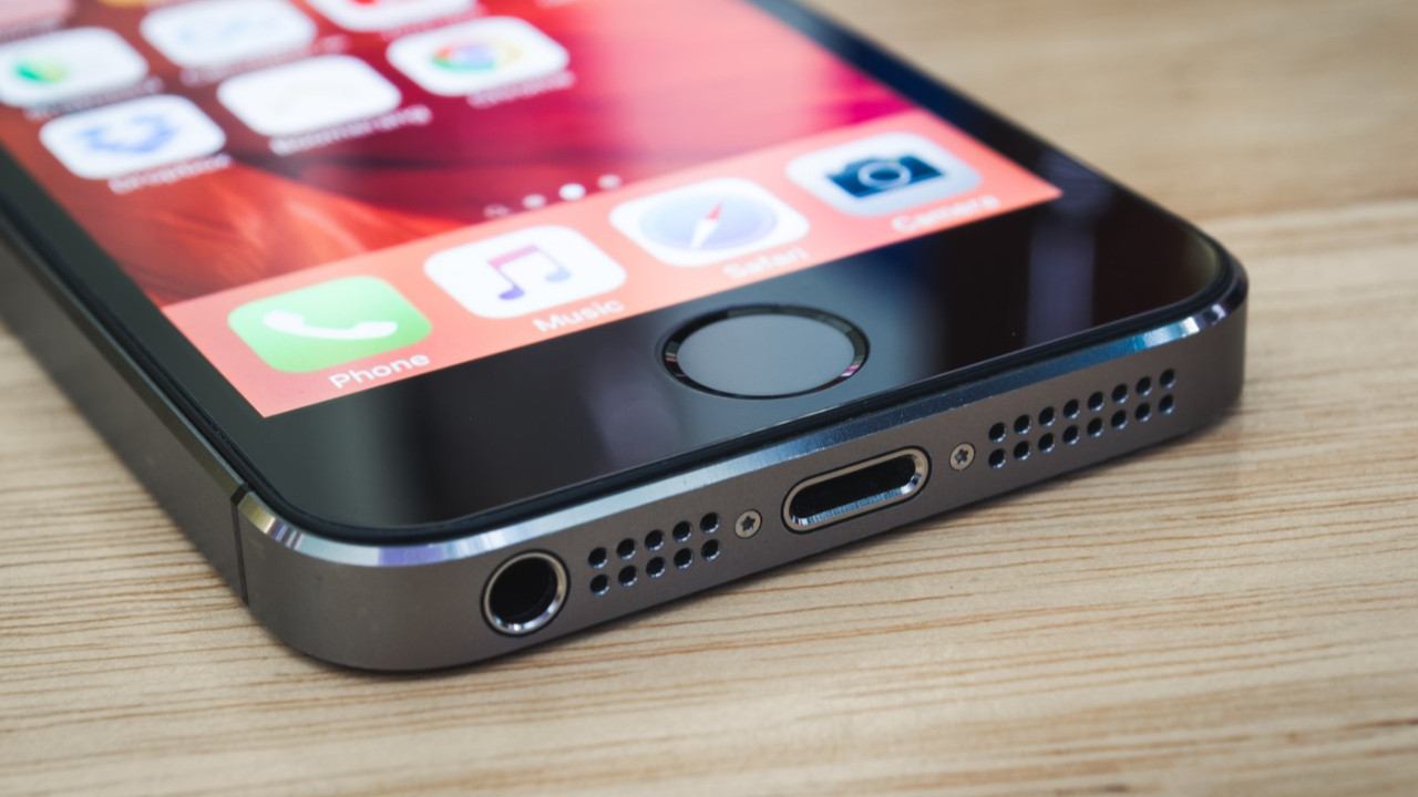 Apple iPhone 5s modelinin fişini çekti