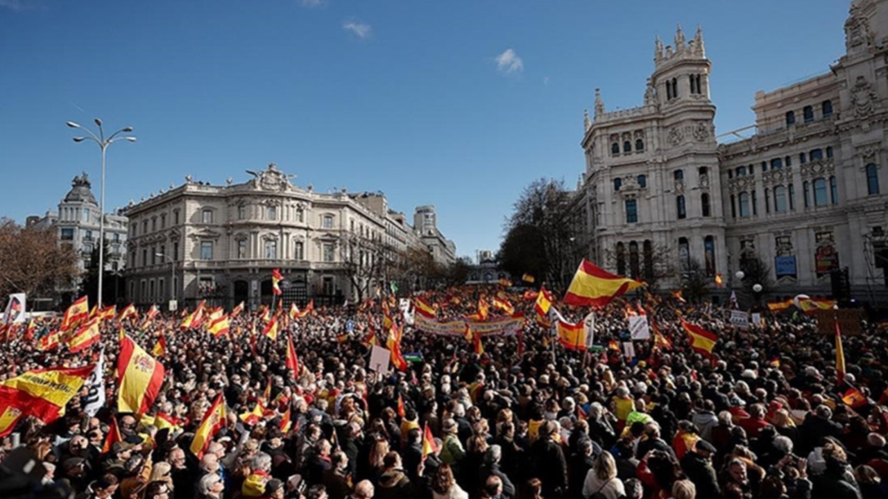 İspanya'da AP seçimlerini az farkla merkez sağdaki Halk Partisi kazandı
