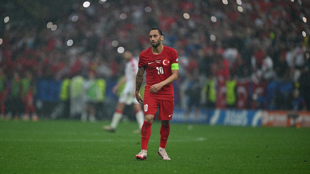 Hakan Çalhanoğlu Montella'yı savundu: İdmanlarda ne olduğunu, Arda'nın sakatlığını bilmiyorsunuz