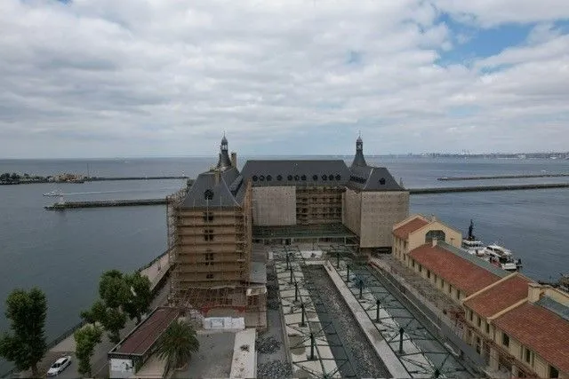 Haydarpaşa Garı'nın üzerindeki örtünün bir kısmı kaldırıldı