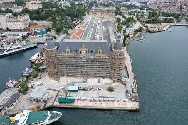 Haydarpaşa Garı'nın üzerindeki örtünün bir kısmı kaldırıldı