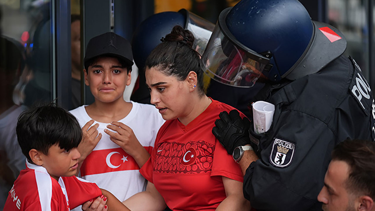 Berlin’de Hollanda-Türkiye karşılaşması öncesinde bazı Türk taraftarlar gözaltına alındı