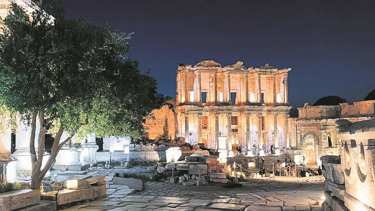 Efes’te dolunaylı gece gezmesi