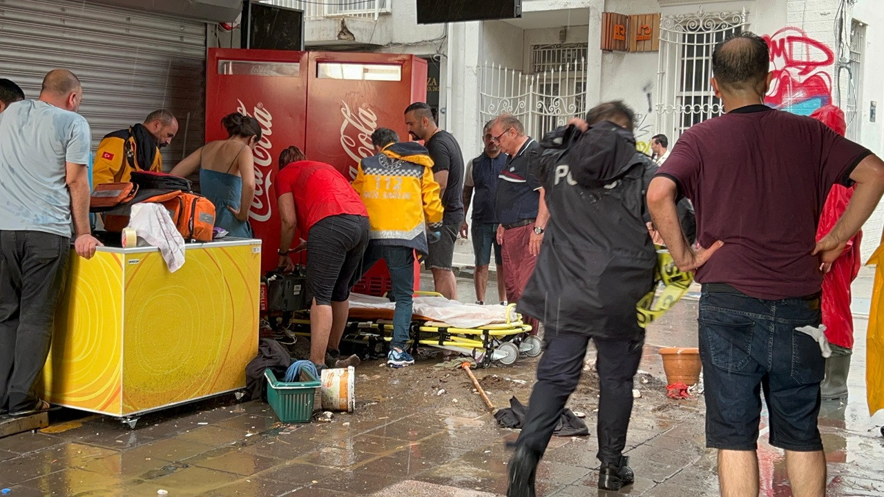 İzmir'de sağanaktan kaçmaya çalışırken akıma kapılan iki kişi hayatını kaybetti