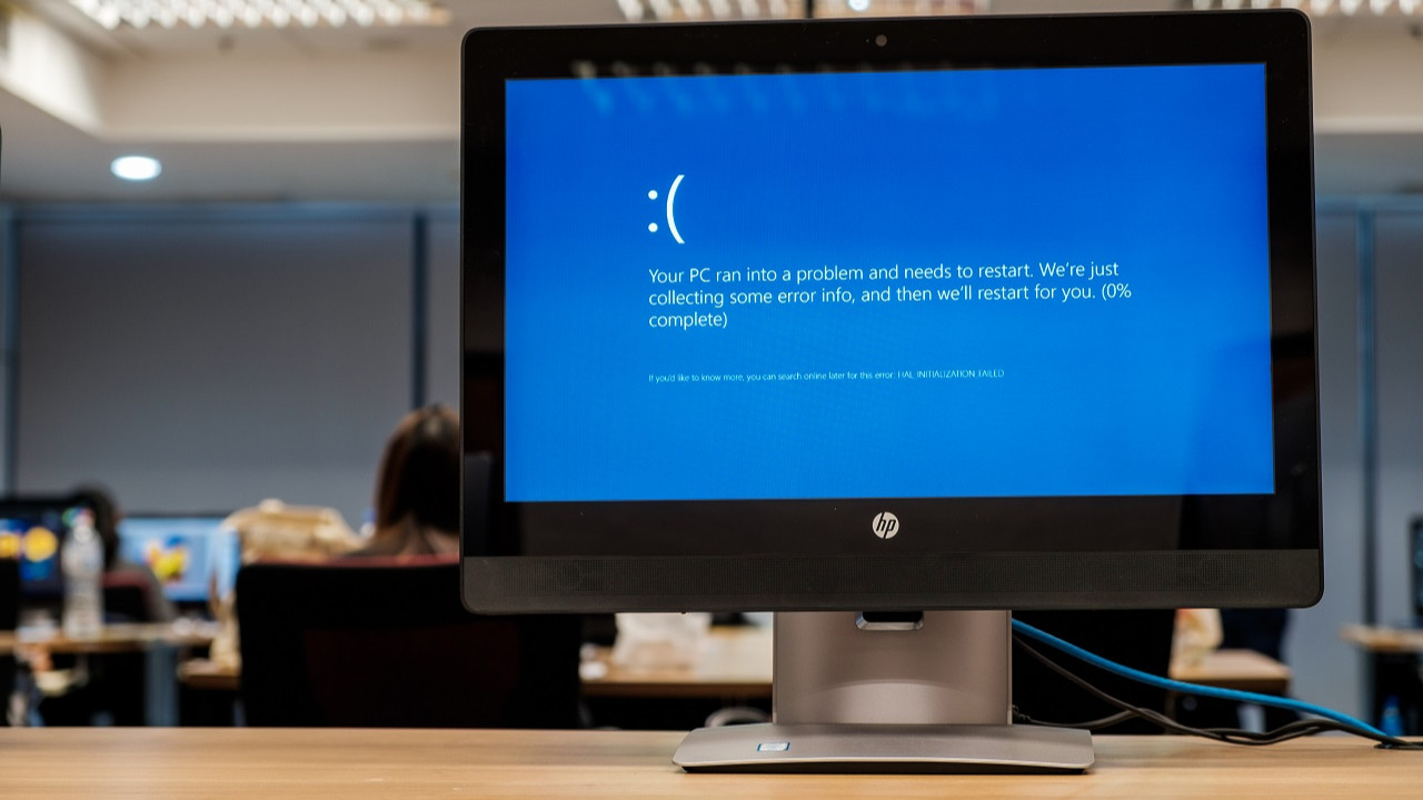 Windowslar mavi ekran veriyor: Türkiye dahil birçok yerde bankalar ve havaalanları çöktü