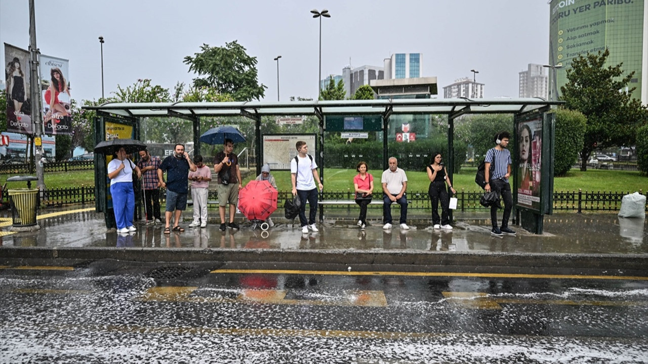 İstanbul'da kısa süreli yağmur geçişleri hayatı olumsuz etkiledi