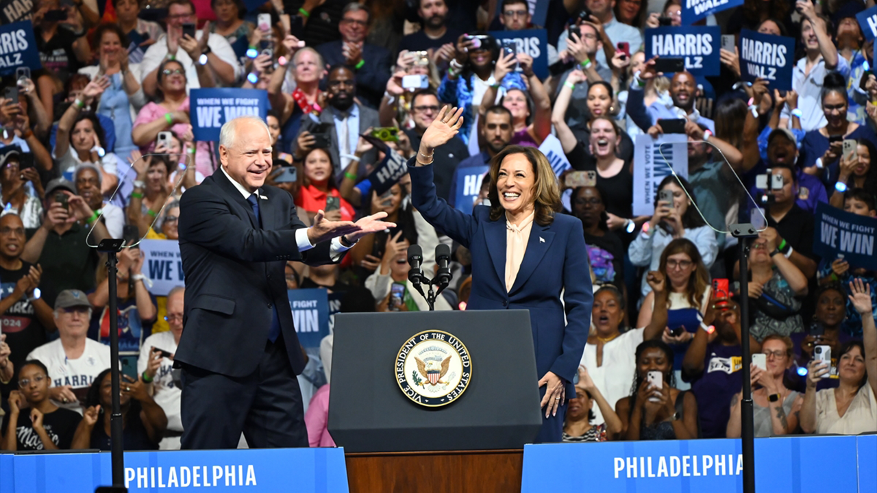 Kamala Harris başkan yardımcısı adayı Tim Walz ile ilk seçim mitingini yaptı