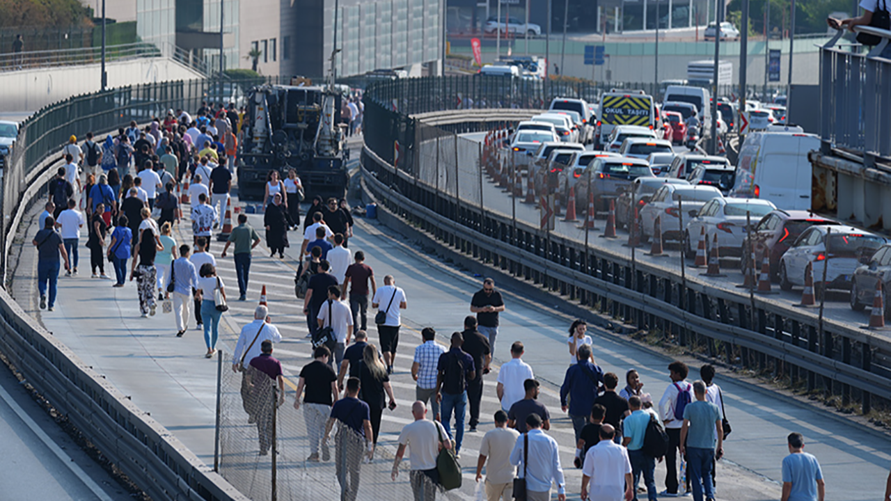 Metrobüs kazası sonrası trafik yoğunluğu