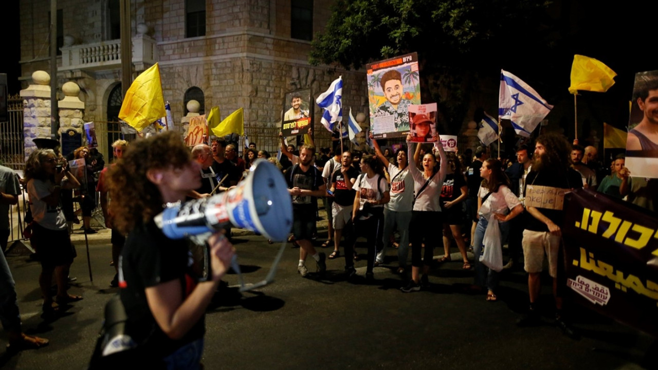 İsrail'de öfke dinmiyor: Netanyahu'nun konutunun çevresinde toplanan halk sokakları terk etmiyor