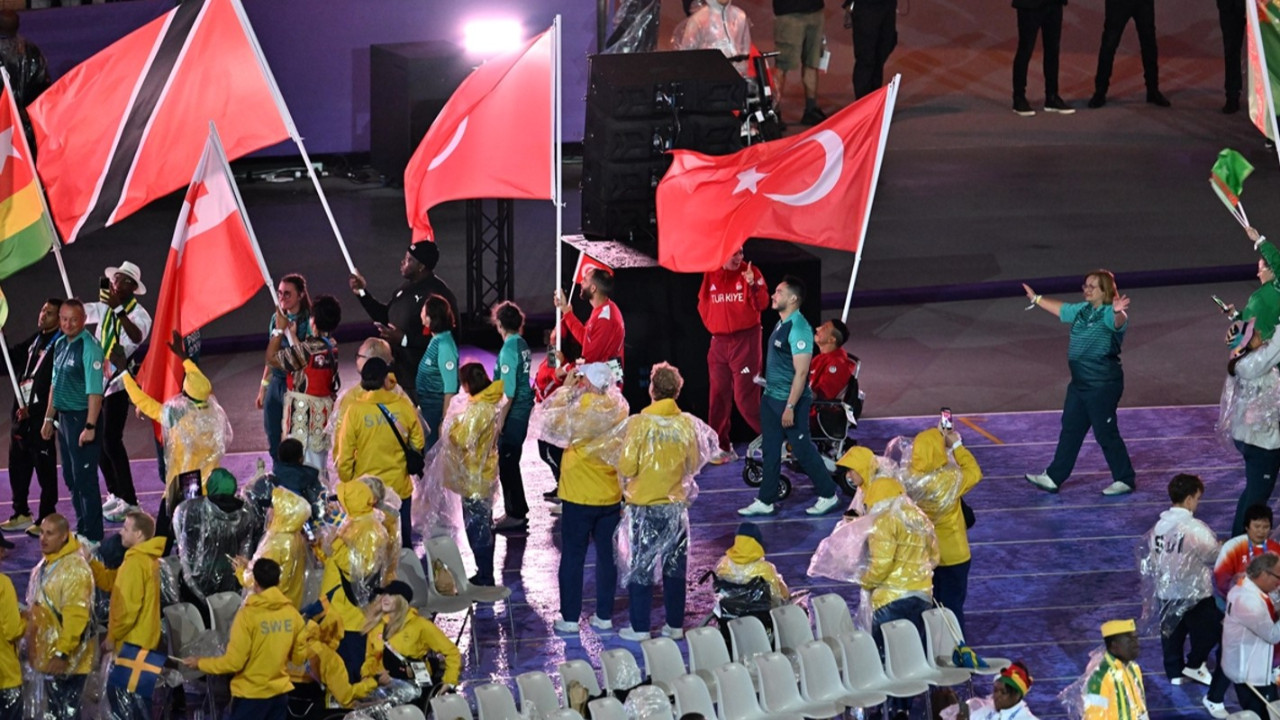 Paris 2024 Paralimpik Oyunları kapanış seremonisinden muhteşem görüntüler