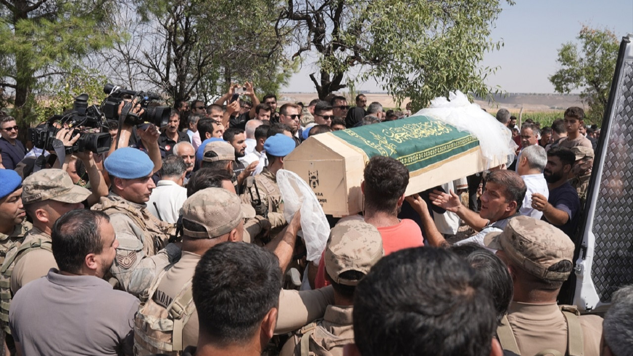 19 gün sonra cansız bedeni bulunan Narin Güran defnedildi
