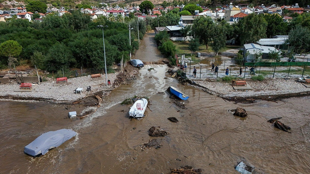 İzmir Menderes'te sağanak etkili oldu: Yol çöktü, bazı ev ve iş yerlerini su bastı