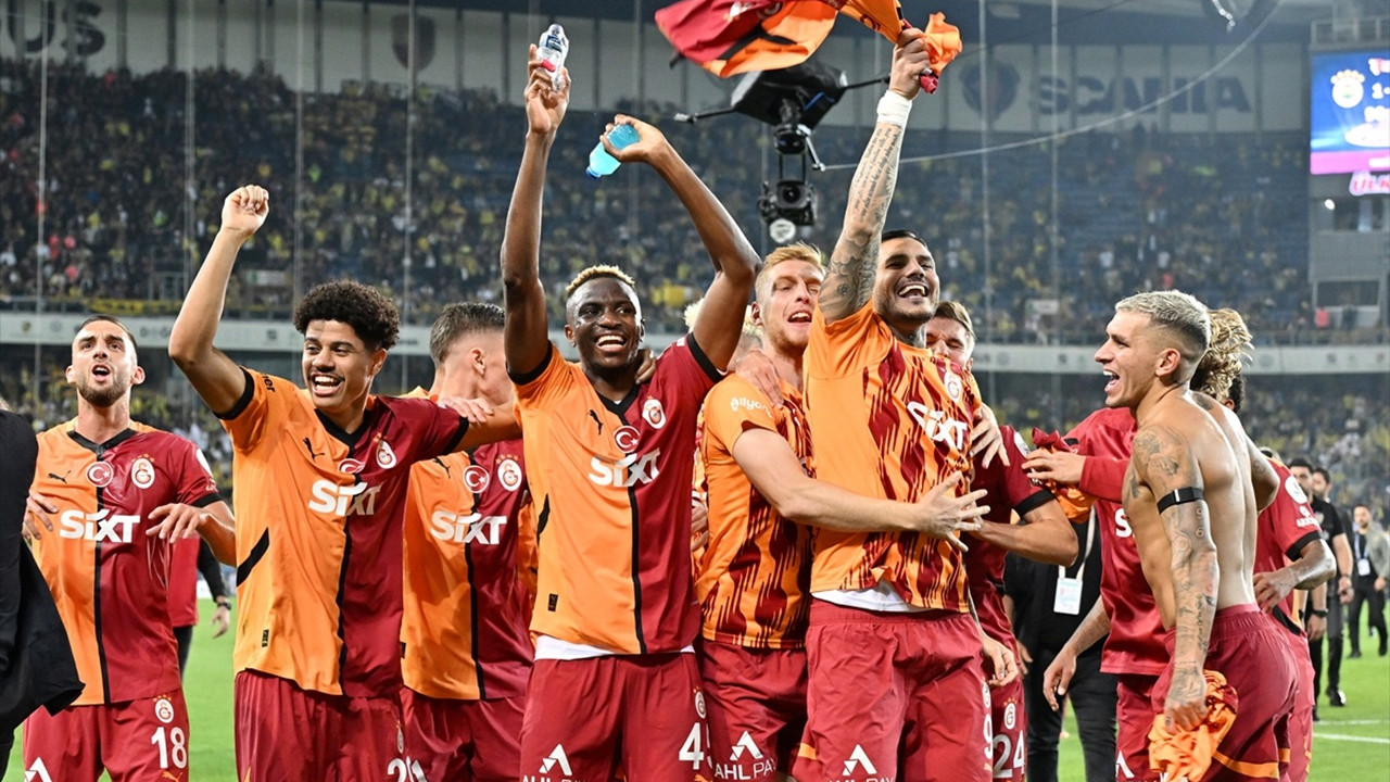 Galatasaraylı futbolcular derbi zaferini taraftarıyla kutladı