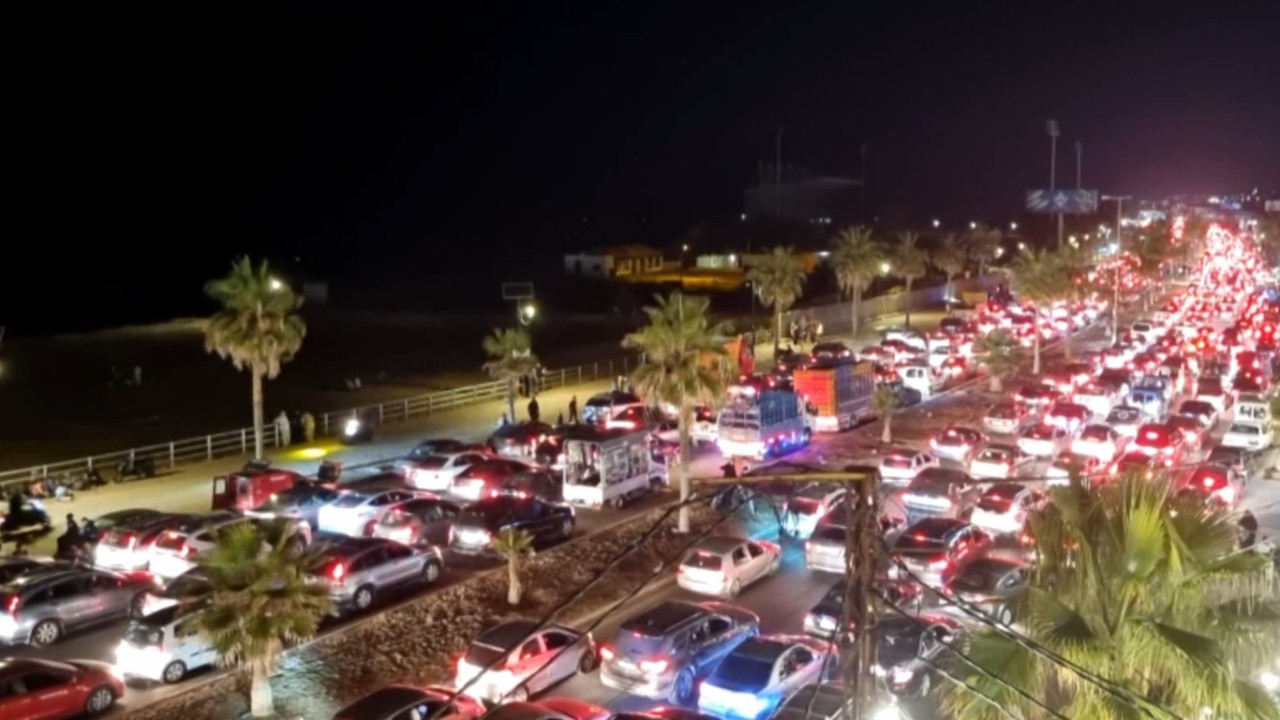 Lübnan'ın güneyinden kuzeyine kaçış başladı: Binlerce araç saatlerdir trafikte bekliyor