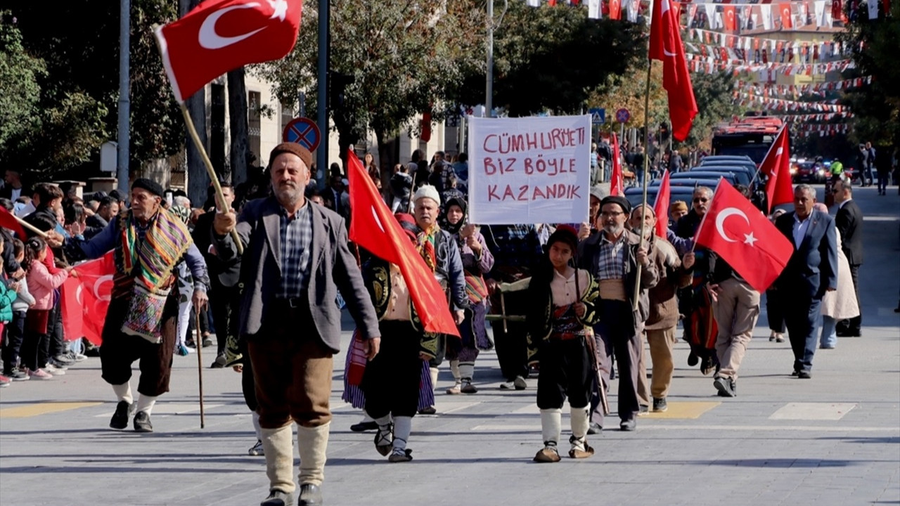 Türkiye'nin dört bir yanında Cumhuriyet coşkusu: Fotoğraflarla 29 Ekim kutlamaları