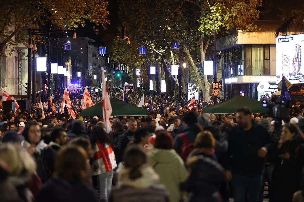 Tiflis'te seçim protestoları sürüyor: Polis müdahalesiyle açılan cadde kapatıldı, çadırlar kuruldu