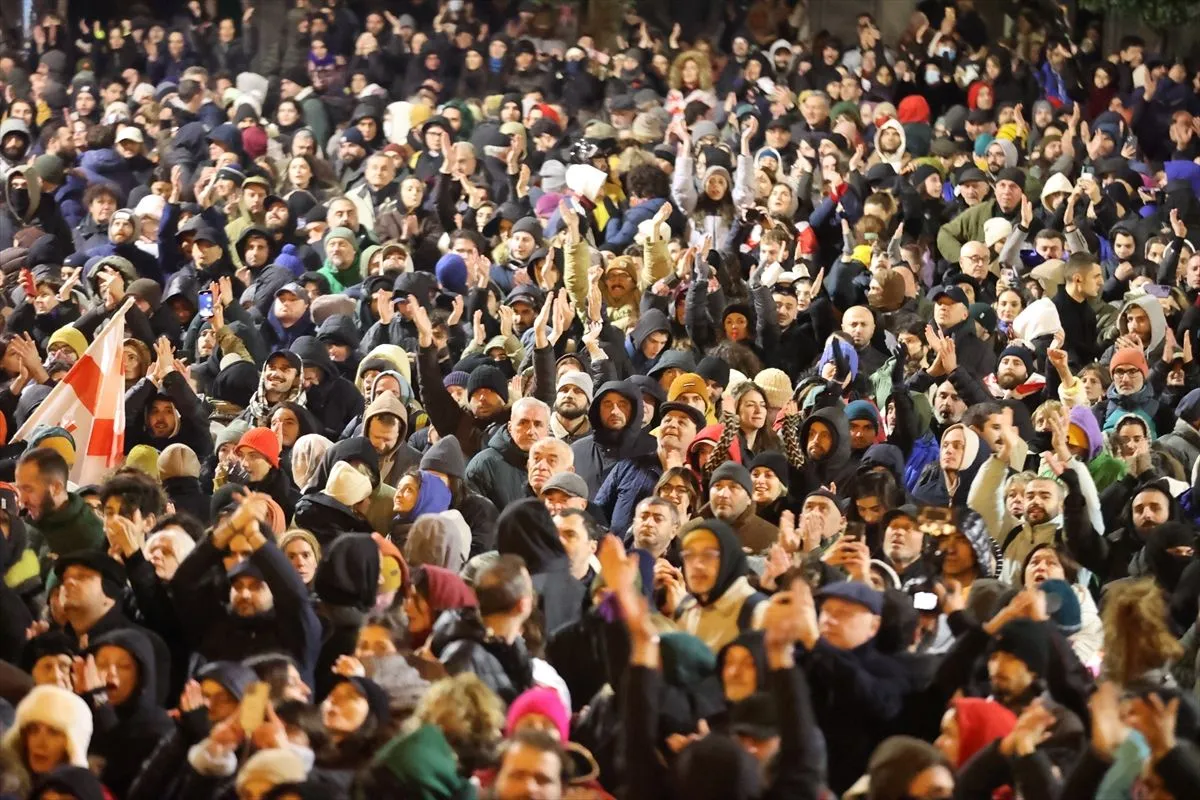 Tiflis'te binlerce kişi sokağa çıktı: Gürcistan'da AB ile müzakereleri askıya alan hükümete protesto