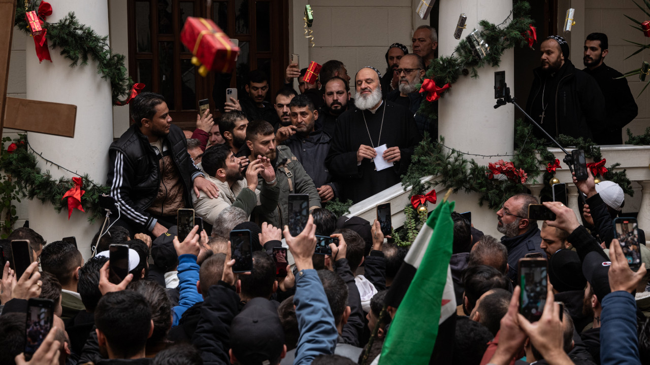 Noel ağacı yakılmıştı: Suriye'de mezhep çatışmasına karşı protesto düzenlendi