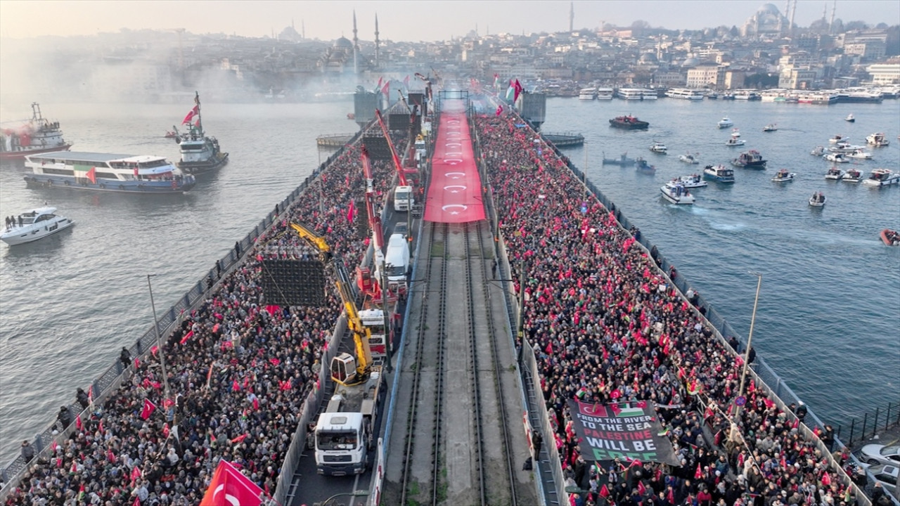 İstanbul’da ‘’Dün Ayasofya, bugün Emevi, yarın Aksa” yürüyüşü: Binlerce kişi Galata Köprüsü'nde buluştu