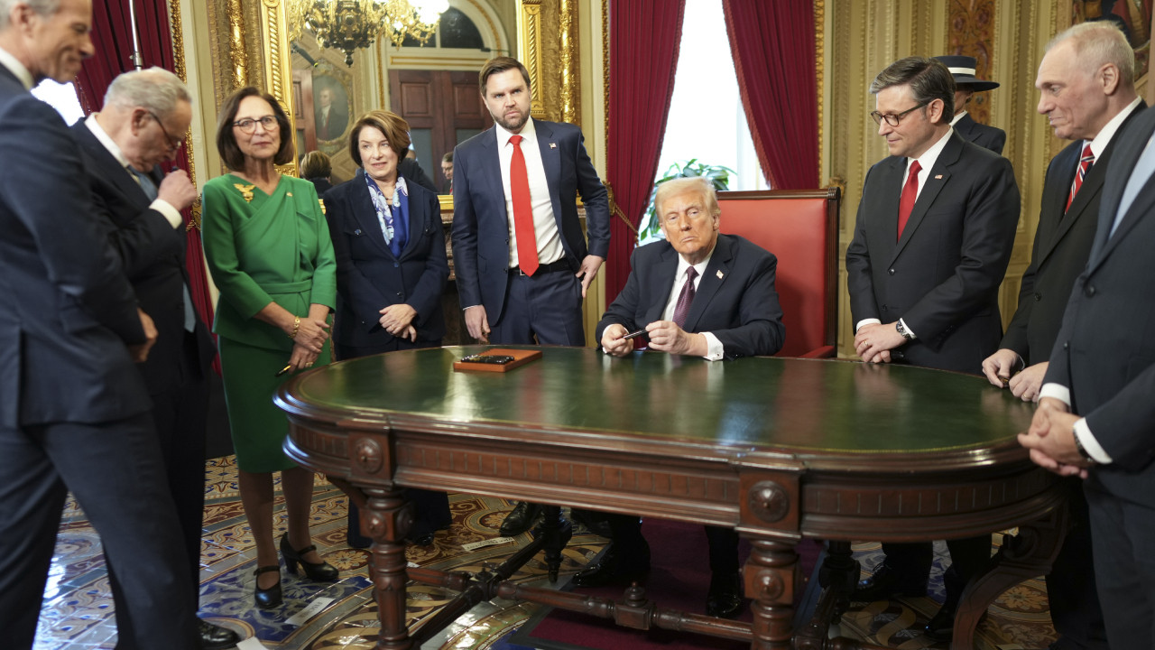 Trump ilk imzalarını attı: Kabine adaylarını resmileştirdi, bayrakların tam direk dalgalanmasını istedi