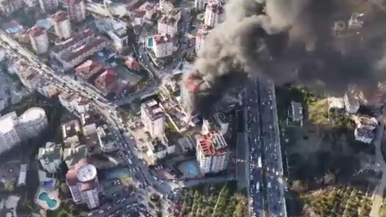 Alanya'da 12 katlı rezidansta çıkan yangında mahsur kalan 4 işçi kurtarıldı
