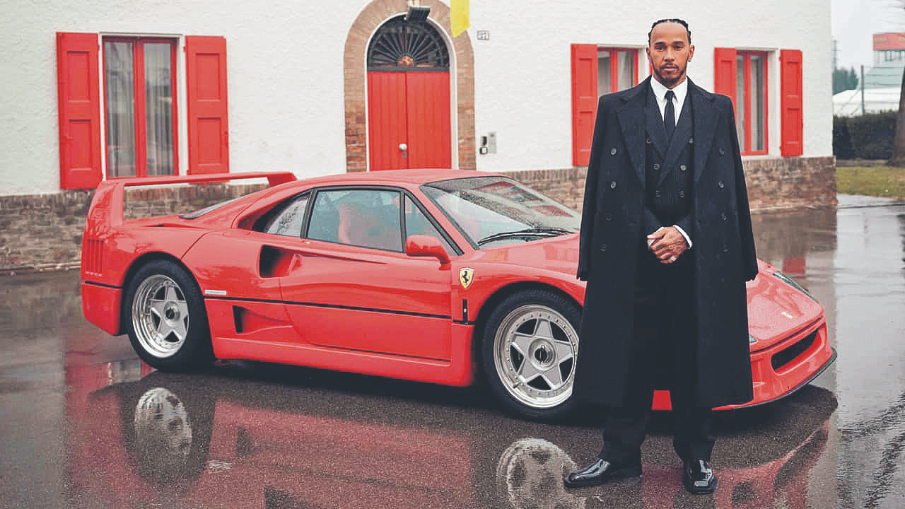 Sir Lewis Hamilton artık kırmızı giyiyor