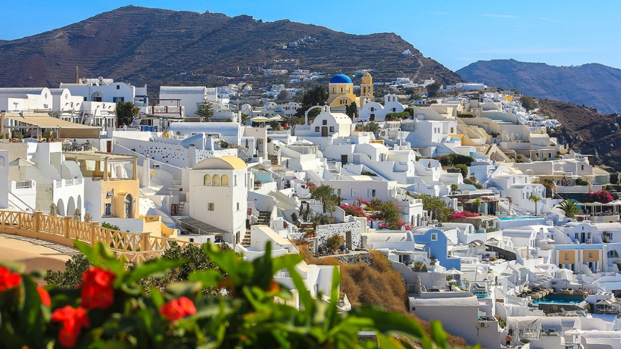 Deprem fırtınası nedeniyle Santorini Adası’nı 9 binden fazla kişi terk etti